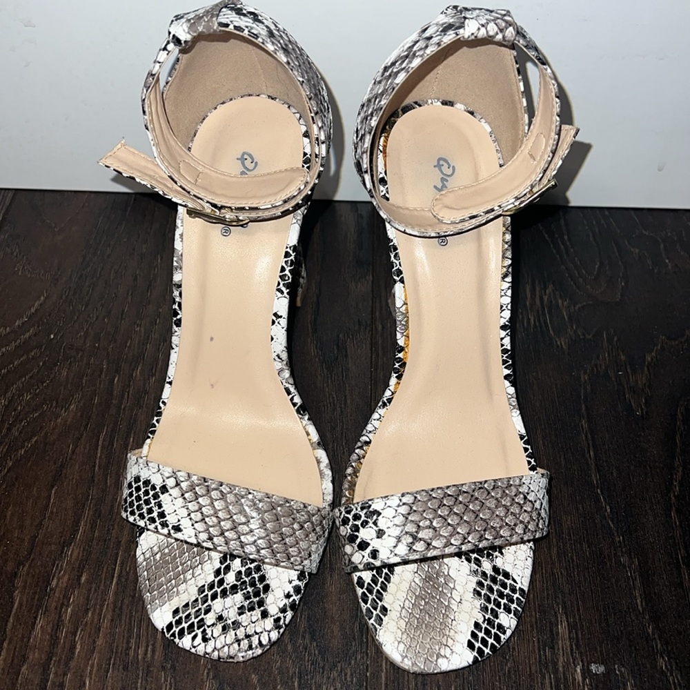 Snakeskin faux leather heels size 7